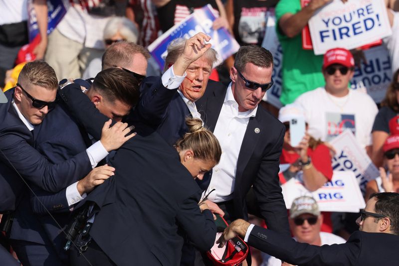 &copy; Reuters. Republican presidential candidate and former U.S. President Donald Trump gestures with a bloodied face as multiple shots rang out during a campaign rally at the Butler Farm Show in Butler, Pennsylvania, U.S., July 13, 2024. REUTERS/Brendan McDermid