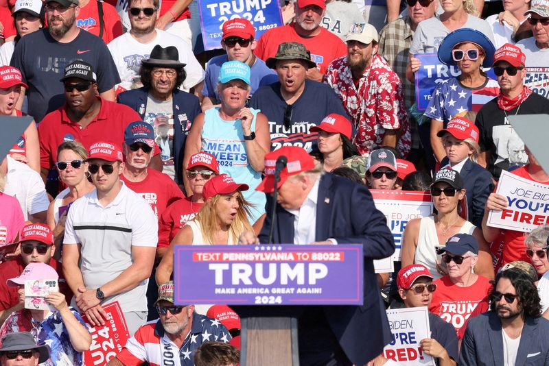 © Reuters. Republican presidential candidate and former U.S. President Donald Trump reacts after gunfire rang out during a campaign rally at the Butler Farm Show in Butler, Pennsylvania, U.S., July 13, 2024. REUTERS/Brendan McDermid