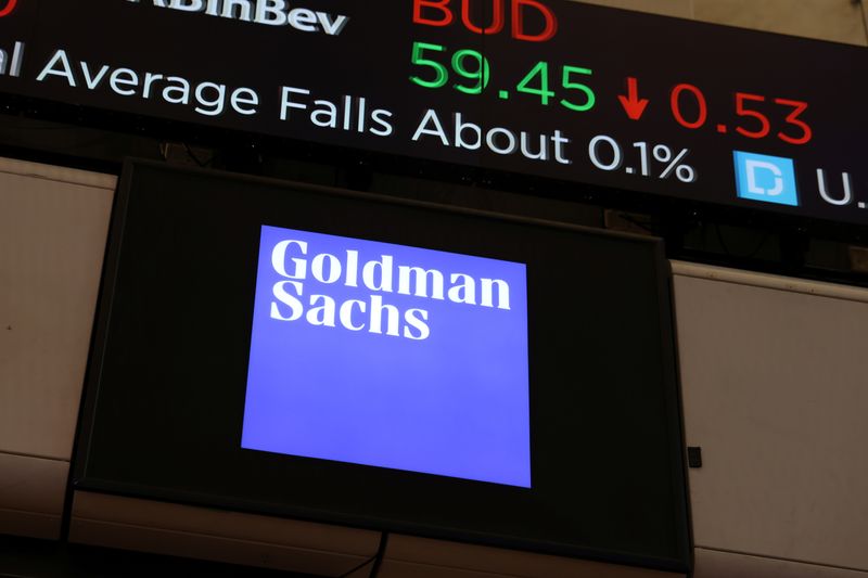 © رويترز.  صورة الملف: يظهر شعار Goldman Sachs في قاعة التداول في بورصة نيويورك (NYSE) في مدينة نيويورك، نيويورك، الولايات المتحدة، 17 نوفمبر 2021. رويترز / أندرو كيلي / صورة الملف