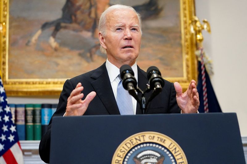 © Reuters. U.S. President Joe Biden delivers a statement a day after Republican challenger Donald Trump was shot at a campaign rally, during brief remarks at the White House in Washington, U.S., July 14, 2024. REUTERS/Nathan Howard