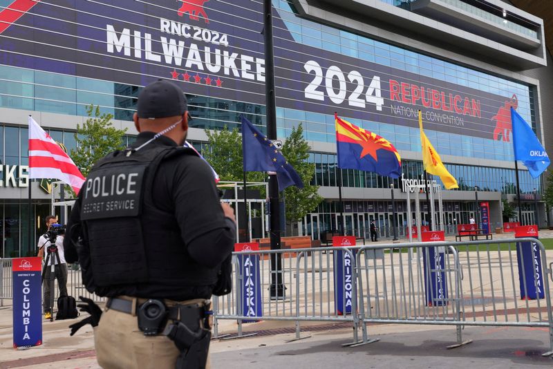 © Reuters. A police officer stands guard as preparations for the Republican National Convention are underway in Milwaukee, Wisconsin, U.S., July 14, 2024.  REUTERS/Brian Snyder