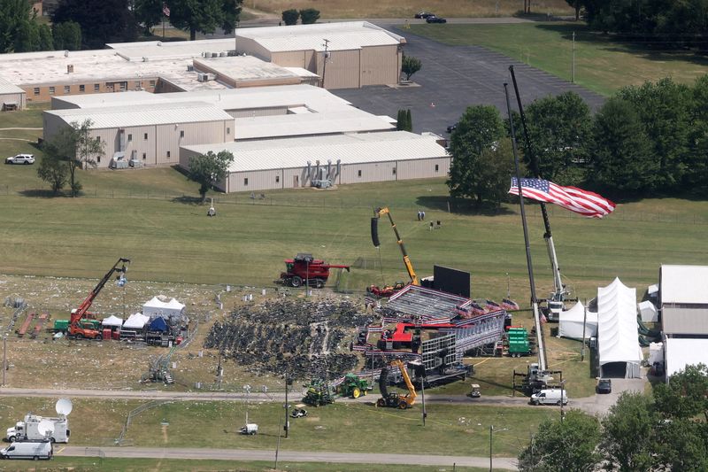 © Reuters. An aerial view shows the stage where Republican presidential candidate and former U.S. President Donald Trump had been standing during an assassination attempt the day before, and the roof of a nearby building where a gunman was shot dead by law enforcement, in Butler, Pennsylvania, U.S. July 14, 2024.   REUTERS/Brendan McDermid     TPX IMAGES OF THE DAY