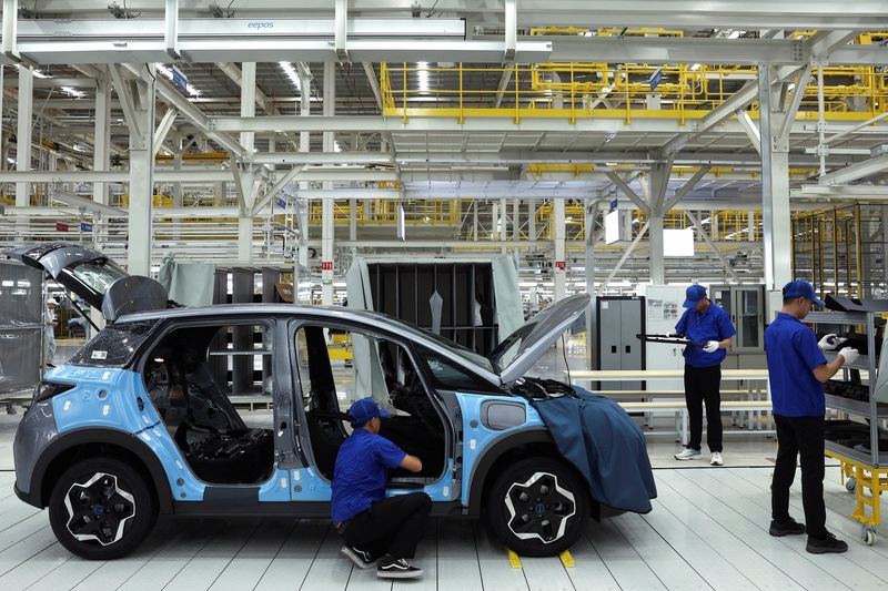 &copy; Reuters. Workers assemble an EV car inside BYD's first electric vehicle (EV) factory in Southeast Asia, a fast-growing regional EV market where it has become the dominant player, in Rayong, Thailand, July 4, 2024. REUTERS/Chalinee Thirasupa/ File Photo