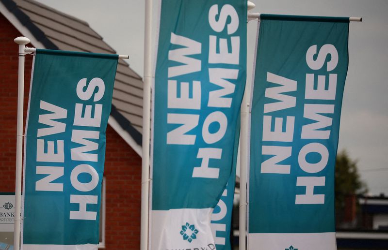 © Reuters. FILE PHOTO: Banners advertising new houses for sale a seen on a new housing development in Partington, Britain, June 1, 2023. REUTERS/Phil Noble/File Photo