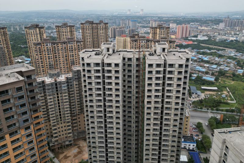 © Reuters. FILE PHOTO: An aerial view shows unfinished residential buildings of the Gaotie Wellness City complex in Tongchuan, Shaanxi province, China September 12, 2023. REUTERS/Xiaoyu Yin/File Photo