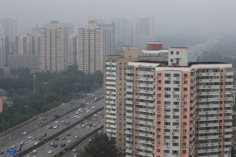 © Reuters. FILE PHOTO: Residential buildings are seen along the Fourth Ring Road in Beijing, China July 16, 2018. REUTERS/Jason Lee/File photo