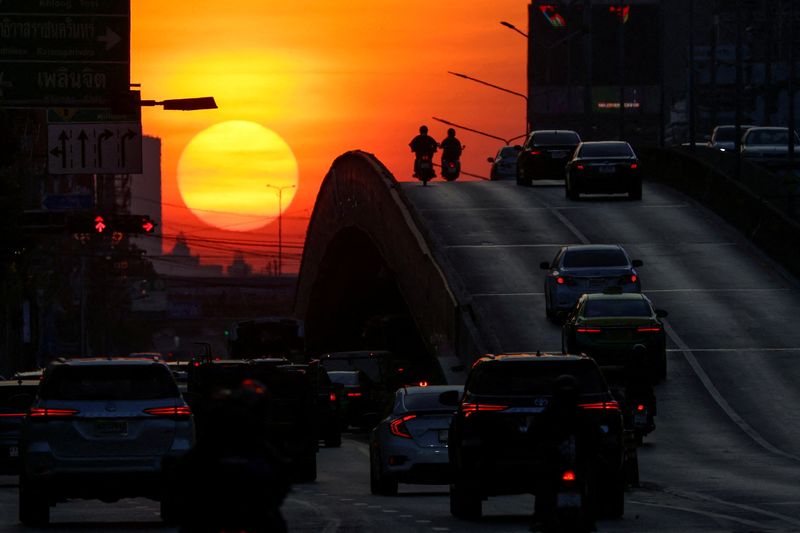 © Reuters. FILE PHOTO: A view of traffic during sunrise in Bangkok, Thailand, January 5, 2024. REUTERS/Athit Perawongmetha/File Photo