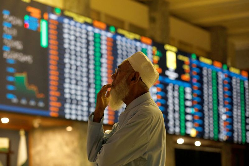 &copy; Reuters. FILE PHOTO: A stock broker reacts while monitoring the market on the electronic board displaying share prices during trading session at the Pakistan Stock Exchange, in Karachi, Pakistan July 3, 2023. REUTERS/Akhtar Soomro/File photo