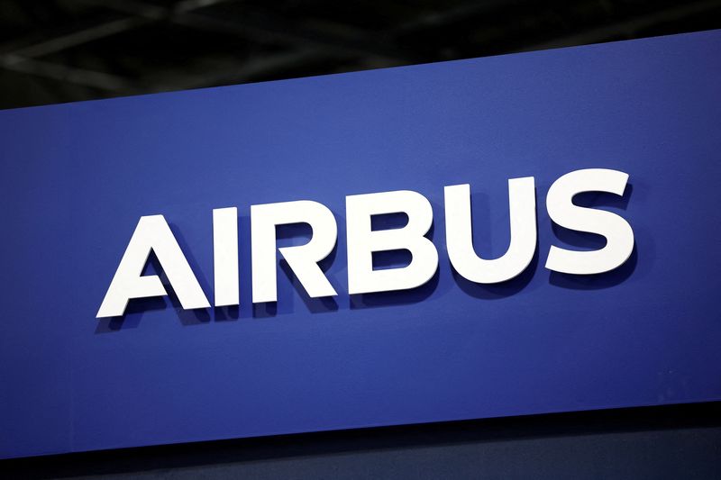 © Reuters. FILE PHOTO: The logo of Airbus is displayed at the Eurosatory international land and air defence and security trade fair in Villepinte, France, June 17, 2024. REUTERS/Benoit Tessier/File Photo