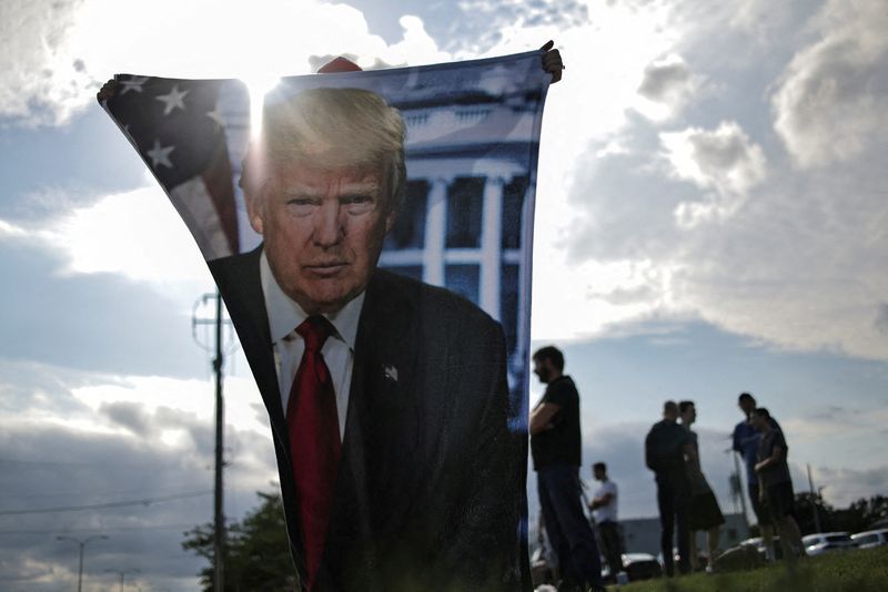 © Reuters. Supporters of Republican presidential candidate and former U.S. President Donald Trump wait for his arrival in Milwaukee, Wisconsin, U.S., July 14, 2024 a day after he survived an assassination attempt at a rally in Butler, Pennsylvania.  REUTERS/Carlos Barria    