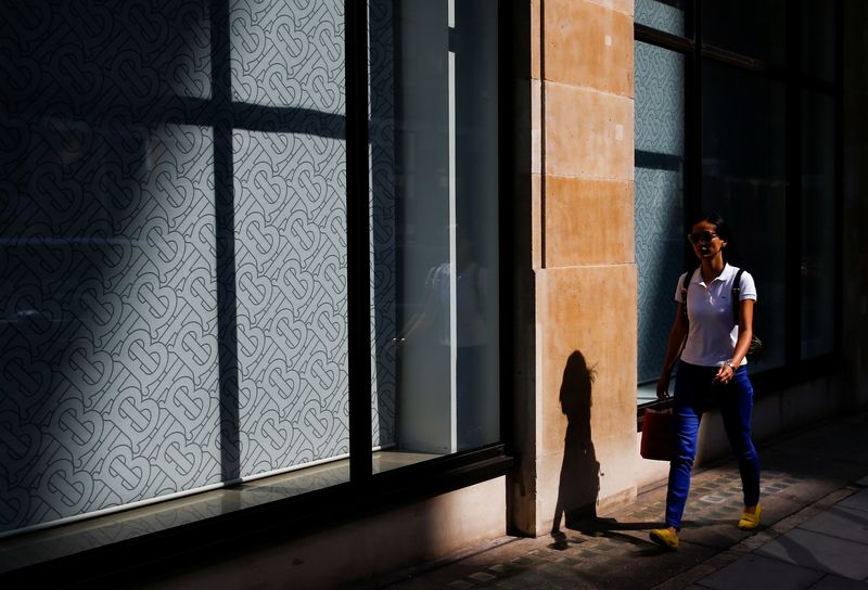 &copy; Reuters. Il logo di Burberry è raffigurato a una finestra mentre una donna passa davanti a un ufficio Burberry nel centro di Londra, Gran Bretagna, 12 luglio 2019. REUTERS/Henry Nicholls