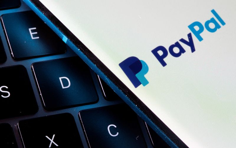 © Reuters. ẢNH TẬP TIN: Một chiếc điện thoại thông minh có logo PayPal được đặt trên máy tính xách tay trong hình minh họa này được chụp vào ngày 14 tháng 7 năm 2021. REUTERS/Dado Ruvic/Minh họa/Ảnh tập tin