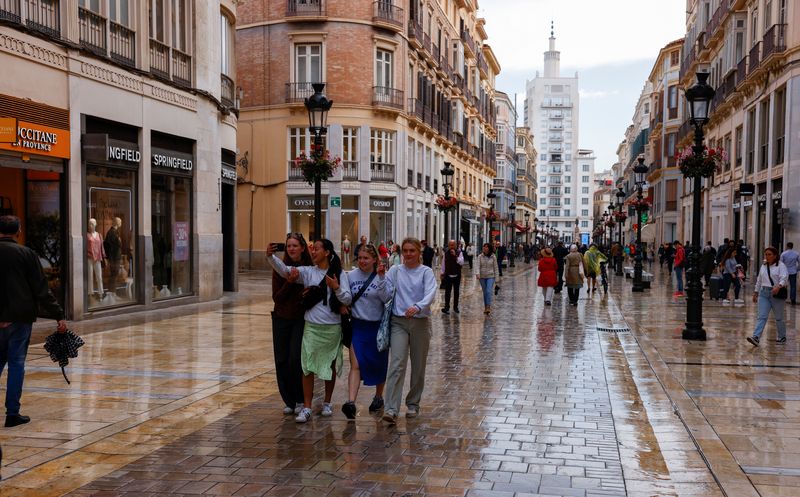 &copy; Reuters. FILE PHOTO: Tourists walk along a shopping street in central Malaga, Spain, April 28, 2022. REUTERS/Jon Nazca/File photo