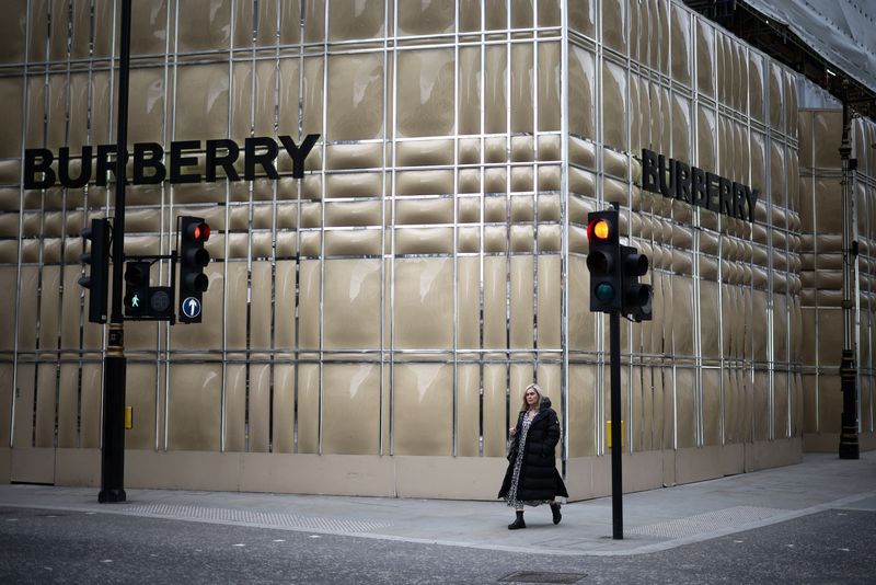 © Reuters. FILE PHOTO: A person walks past a Burberry store undergoing refurbishment on New Bond Street in London, Britain, March 11, 2023. REUTERS/Henry Nicholls/File Photo