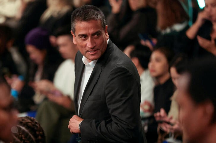 © Reuters. FILE PHOTO: CEO of Burberry Jonathan Akeroyd attends the Burberry catwalk show during London Fashion Week in London, Britain, September 18, 2023. REUTERS/Hollie Adams/File Photo © Reuters. FILE PHOTO: CEO of Burberry Jonathan Akeroyd attends the Burberry catwalk show during London Fashion Week in London, Britain, September 18, 2023. REUTERS/Hollie Adams/File Photo