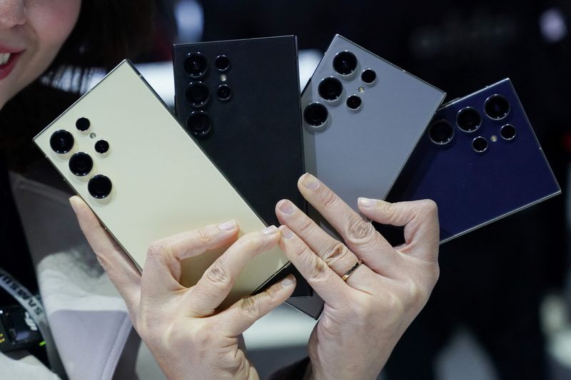 &copy; Reuters. FILE PHOTO: An influencer poses with Samsung's new Galaxy S24 Ultra model phones offering AI functions at the Galaxy Unpacked event in San Jose, California, U.S. January 17, 2024. REUTERS/Loren Elliott/File Photo