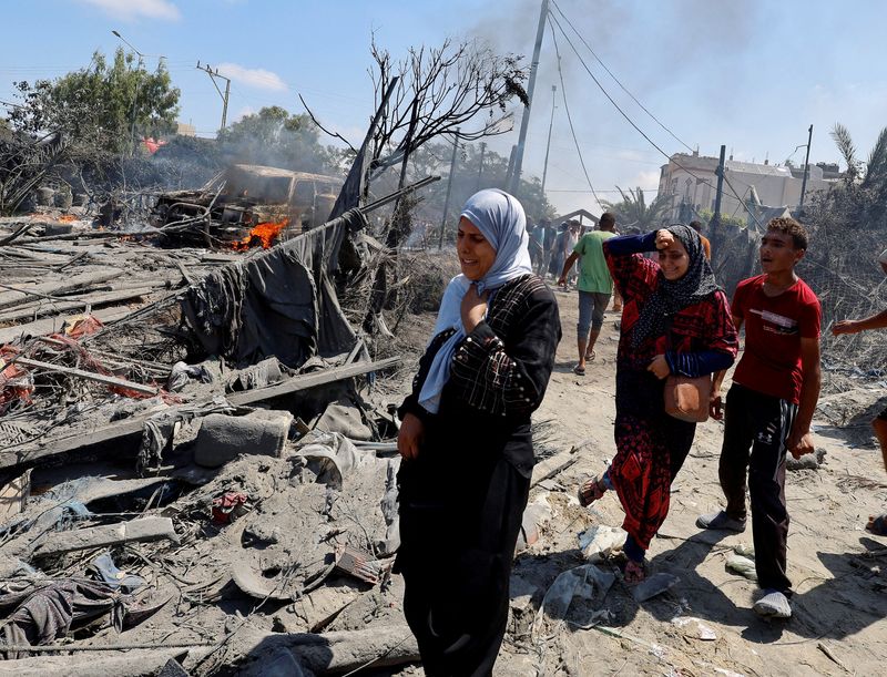 &copy; Reuters. FILE PHOTO: Palestinians react near damage, following what Palestinians say was an Israeli strike at a tent camp in Al-Mawasi area, amid Israel-Hamas conflict, in Khan Younis in the southern Gaza Strip July 13, 2024. REUTERS/Mohammed Salem/File Photo