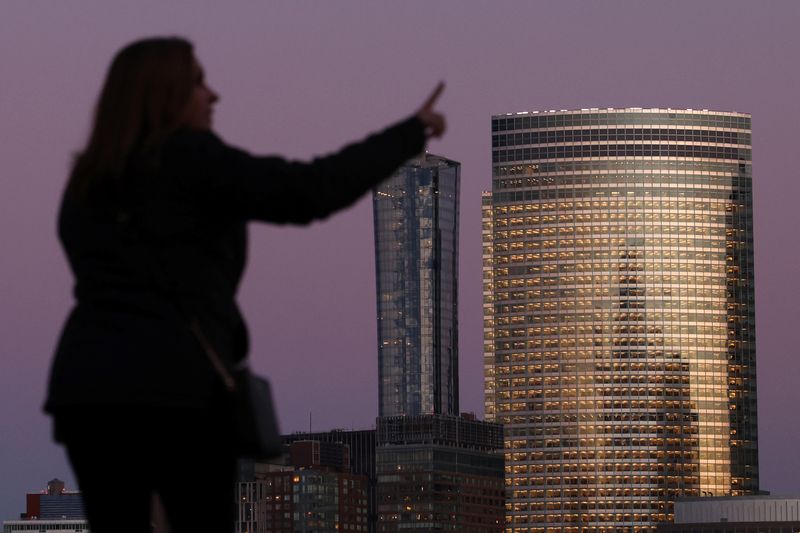 &copy; Reuters. Una persona in piedi davanti alla sede globale di Goldman Sachs a Manhattan, New York, Stati Uniti, 15 novembre 2021. REUTERS/Andrew Kelly