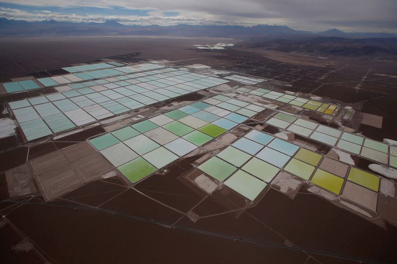 &copy; Reuters. FILE PHOTO: An aerial view shows the brine pools of SQM lithium mine on the Atacama salt flat in the Atacama desert of northern Chile, January 10, 2013. REUTERS/Ivan Alvarado/File Photo/File Photo