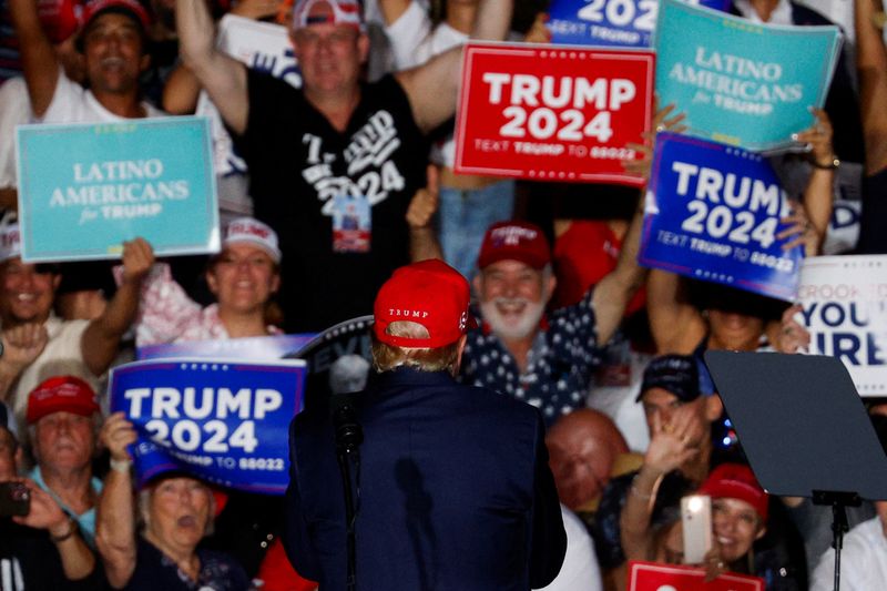 © Reuters. Republican presidential candidate and former U.S. President Donald Trump looks towards his supporters during a campaign rally at his golf resort in Doral, Florida, U.S., July 9, 2024.  REUTERS/Marco Bello/File Photo 
