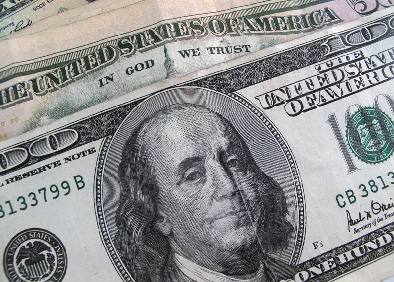 &copy; Reuters. Una banconota statunitense da 100 dollari, foto scattata il 17 dicembre 2009. REUTERS/Sam Mircovich/Foto d'archivio