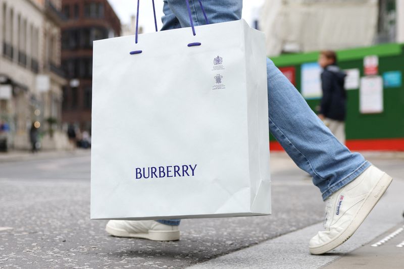 © Reuters. A man carries a Burberry shopping bag on New Bond Street in London, Britain, July 15, 2024. REUTERS/Hollie Adams