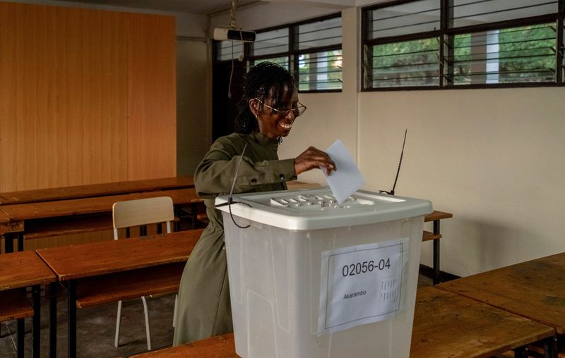 © Reuters. A voter casts her ballot at a polling centre during the presidential election in Kigali, Rwanda July 15, 2024. REUTERS/Jean Bizimana