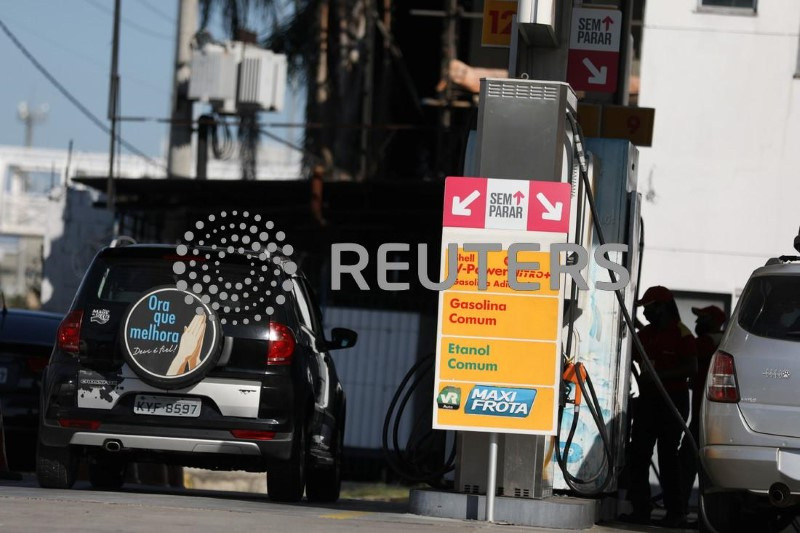 &copy; Reuters. Carros estacionados em posto de gasolina, no Rio de Janeiron11/03/2022nREUTERS/Pilar Olivares