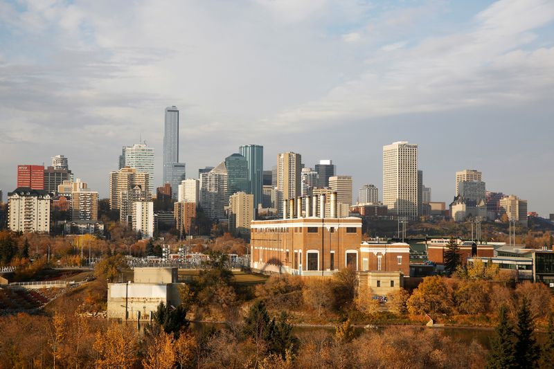 © Reuters. File photo: View of the downtown city skyline of Edmonton, Alberta, Canada, October 6, 2021. Picture taken October 6, 2021. REUTERS/Todd Korol/File photo