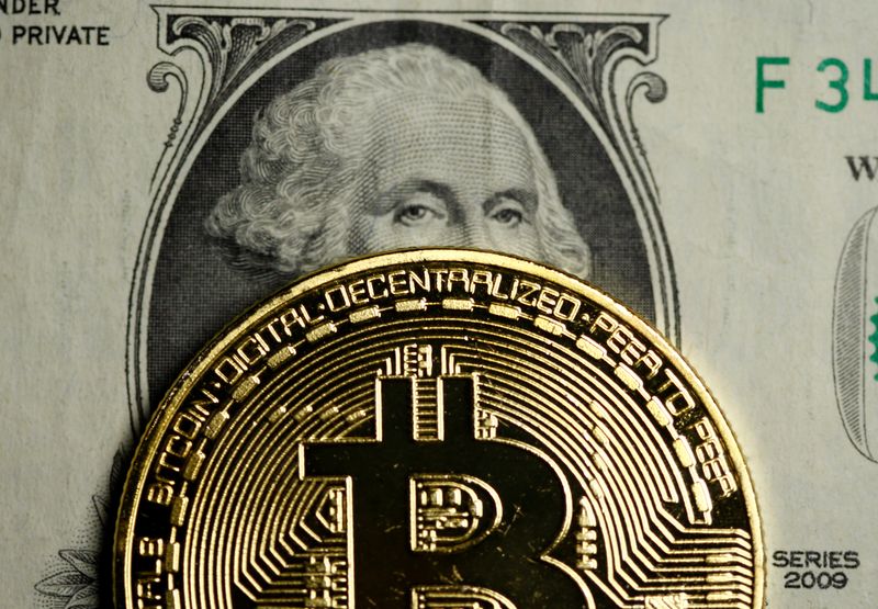 &copy; Reuters. Representação do Bitcoin em cima de uma nota de dólar em foto de ilustraçãon27/09/2017 REUTERS/Dado Ruvic