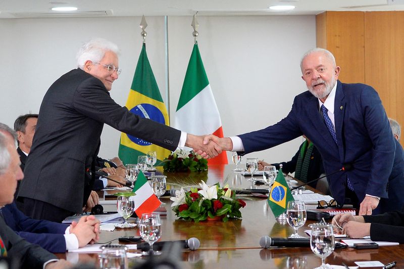 &copy; Reuters. Lula cumprimenta presidente italiano, Sergio Mattarellan15/07/2024nREUTERS/Andressa Anholete