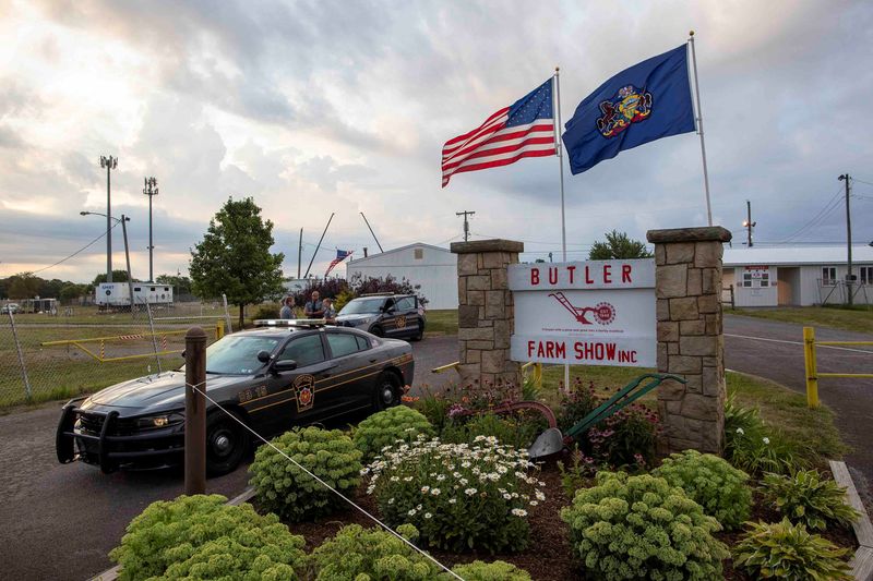 © Reuters. A state trooper car blocks the entrance to the event grounds where the rally was held, during the law enforcement investigation into gunfire at a campaign rally of Republican presidential candidate and former U.S. President Donald Trump in Butler, Pennsylvania, U.S. July 15, 2024. REUTERS/Carlos Osorio