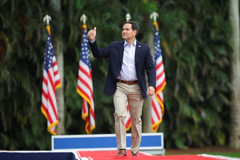 © Reuters. FILE PHOTO: U.S. Senator Marco Rubio (R-FL) attends Republican presidential candidate and former U.S. President Donald Trump's campaign rally at Trump's golf resort in Doral, Florida, U.S., July 9, 2024.  REUTERS/Brian Snyder/File Photo