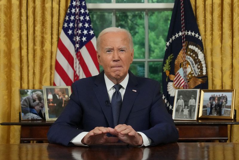 © Reuters. Tổng thống Hoa Kỳ Joe Biden có bài phát biểu trước toàn quốc từ Phòng Bầu dục của Nhà Trắng ở Washington, DC vào ngày 14 tháng 7 năm 2024. Erin Schaff/Pool qua REUTERS