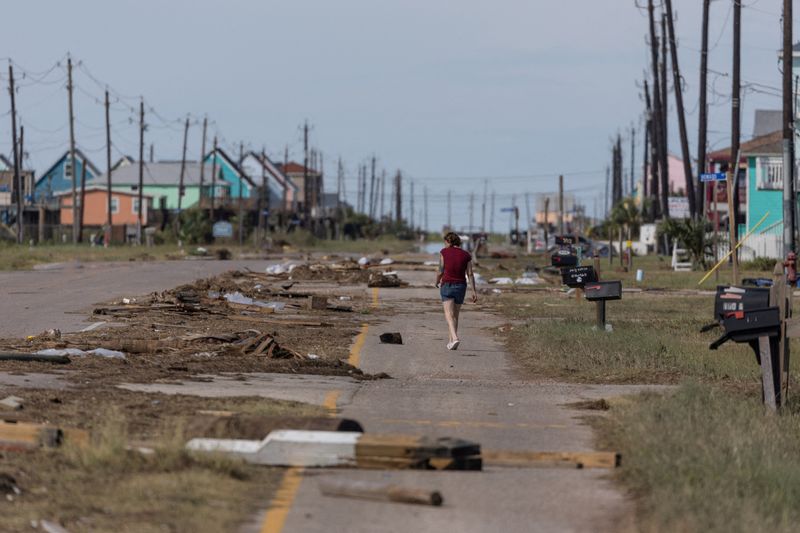 &copy; Reuters. FILE PHOTO: A resident walks past debris in the aftermath of Hurricane Beryl in Surfside Beach, Texas, U.S., July 8, 2024.  REUTERS/Adrees Latif/File Photo
