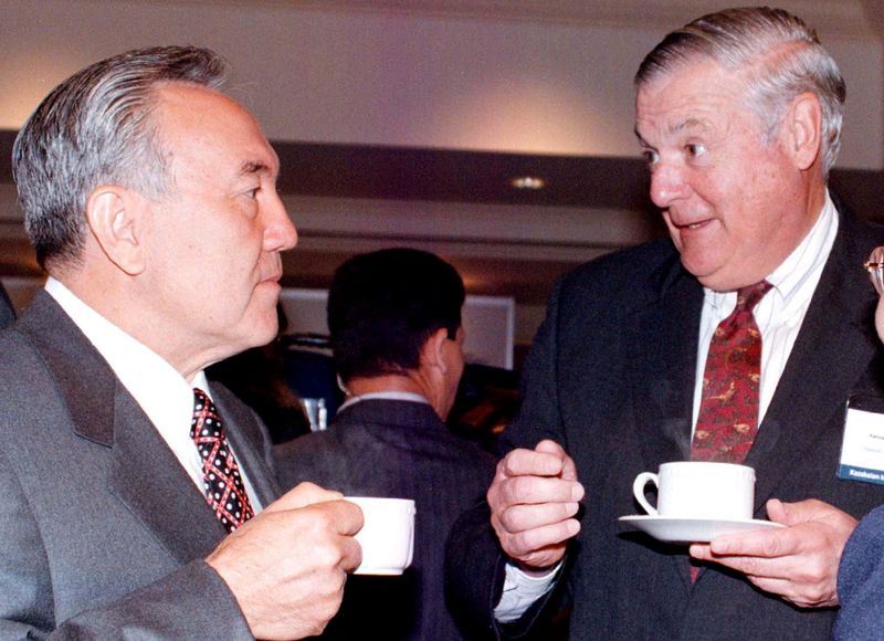 &copy; Reuters. FILE PHOTO: Then Kazakh President Nursultan Nazarbayev (L) talks to Kenneth T. Derr, chairman of the board at Chevron Corp, during a break on the first day of the Kazakhstan Investment Summit in Almaty June 5, 1997./File Photo