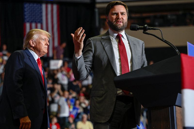 © Reuters. FILE PHOTO: US Senate Republican candidate JD Vance speaks to the crowd at a rally held by former U.S. president Donald Trump in Youngstown, Ohio, U.S., September 17, 2022.  REUTERS/Gaelen Morse/File Photo