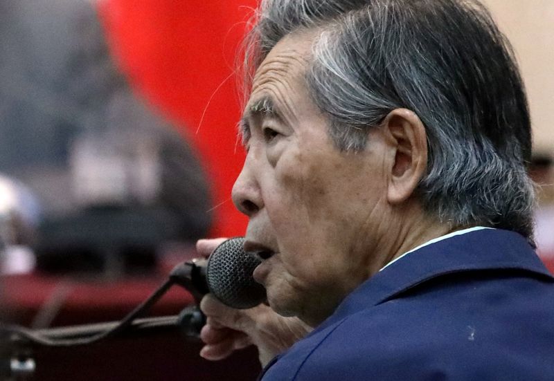 © Reuters. FILE PHOTO: Former President of Peru Alberto Fujimori attends a trial as a witness at the navy base in Callao, Peru March 15, 2018. Picture taken through a window. REUTERS/Mariana Bazo/File Photo