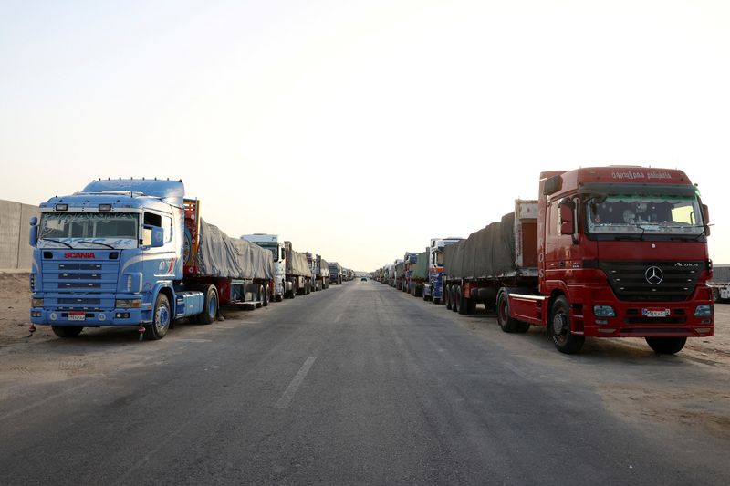 &copy; Reuters. Filas de caminhões de ajuda para Gaza em uma estrada em Al Arish, no Egiton04/07/2024nREUTERS/Amr Alfiky