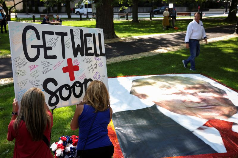 &copy; Reuters. People write get well messages to former U.S. President Donald Trump during a prayer vigil hosted by Turning Point Action near the venue for the Republican National Convention (RNC), at Zeidler Union Square in Milwaukee, Wisconsin, U.S., July 14, 2024 the