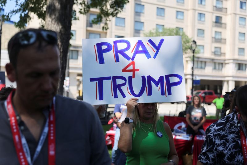 &copy; Reuters. Apoiadores de Trump participam de uma vigília de oração em Milwaukeen14/07/2024nREUTERS/Jeenah Moon