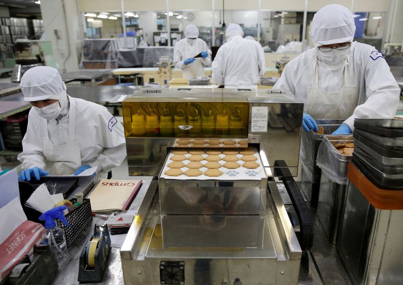 © Reuters. Employees of Izumiya Tokyoten work on a production line at its factory in Kawasaki, south of Tokyo, Japan July 9, 2024. REUTERS/David Dolan