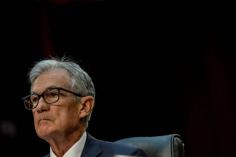 © Reuters. FILE PHOTO: U.S. Federal Reserve Chair Jerome Powell testifies before a Senate Banking, Housing and Urban Affairs Committee hearing on 