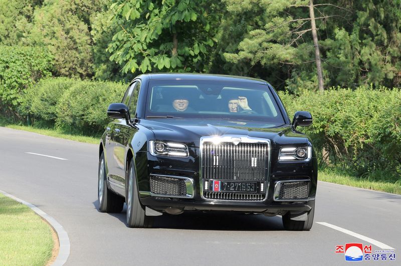 © Reuters. FILE PHOTO: Russia's President Vladimir Putin and North Korea's leader Kim Jong Un ride an Aurus car in Pyongyang, North Korea in this image released by the Korean Central News Agency June 20, 2024. KCNA via REUTERS/File Photo