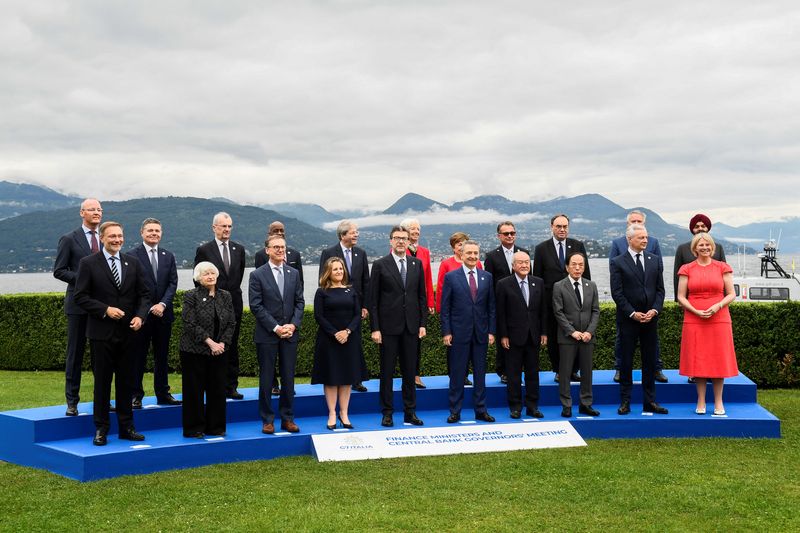 © Reuters. FILE PHOTO: German Finance Minister Christian Lindner, United States Secretary of the Treasury Janet Yellen, Bank of Canada Governor Tiff Macklem, Canada's Minister of Finance Chrystia Freeland, Italy's Economy Minister Giancarlo Giorgetti, Bank of Italy Governor Fabio Panetta, Japan's Finance Minister Shunichi Suzuki, Bank of Japan Governor Kazuo Ueda, France's Minister for Economy and Finances Bruno Le Maire, Eurogroup President Paschal Donohoe, Bank of France Governor Francois Villeroy de Galhau, European Central Bank (ECB) President Christine Lagarde, International Monetary Fund (IMF) Managing Director Kristalina Georgieva, President of Germany's Federal Reserve Bundesbank Joachim Nagel, World Bank President Ajay Banga, attend a family photo session at the G7 Finance Ministers and Central Bank Governors' meeting in Stresa, Italy, May 24, 2024. REUTERS/Massimo Pinca/File Photo