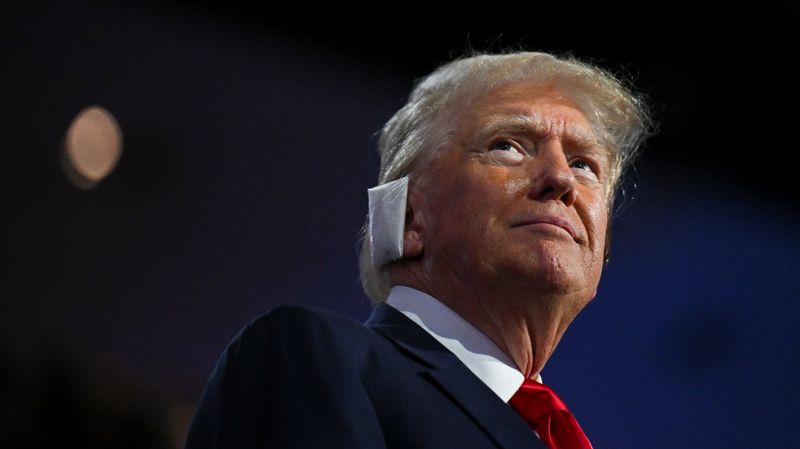 © Reuters. Republican presidential nominee and former U.S. President Donald Trump looks on during Day 1 of the Republican National Convention (RNC) at the Fiserv Forum in Milwaukee, Wisconsin, U.S., July 15, 2024. REUTERS/Callaghan O'hare