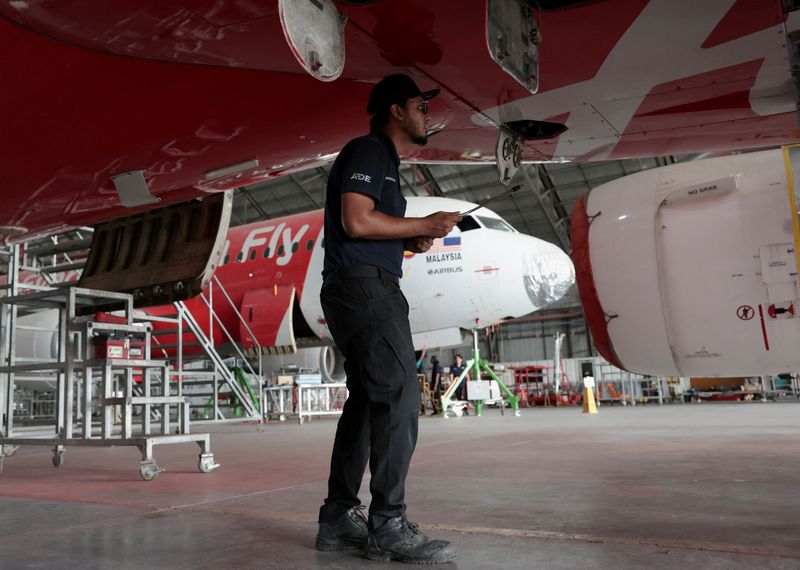 © Reuters. FILE PHOTO: A technician works on an aircraft in the maintenance hangar of Asia Digital Engineering, the aircraft services and maintenance unit of AirAsia-operator Capital A at Subang, Malaysia July 15, 2024. REUTERS/Hasnoor Hussain/File Photo