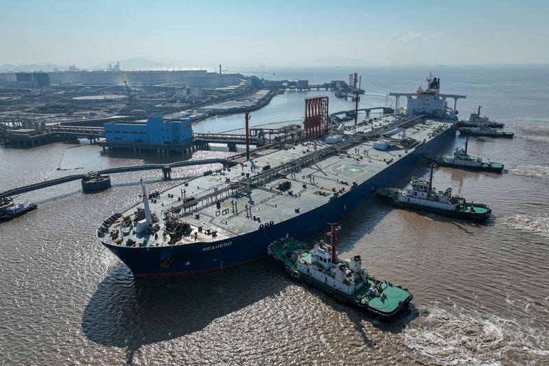 &copy; Reuters. Una veduta aerea mostra una petroliera in un terminal petrolifero al largo dell'isola di Waidiao a Zhoushan, provincia di Zhejiang, Cina, 4 gennaio 2023. China Daily via REUTERS/File Photo