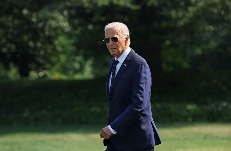 © Reuters. Tổng thống Hoa Kỳ Joe Biden đi bộ qua South Lawn để lên Marine One để đi từ Nhà Trắng ở Washington, Hoa Kỳ đến Nevada, ngày 15 tháng 7 năm 2024. REUTERS/Leah Millis