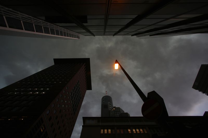 © Reuters. FILE PHOTO: A street lamp is pictured in the financial district of Frankfurt August 6, 2013.  REUTERS/Ralph Orlowski/File photo